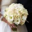 Букет под свадебное платье цвета айвори: наиболее удачные цветочные композиции